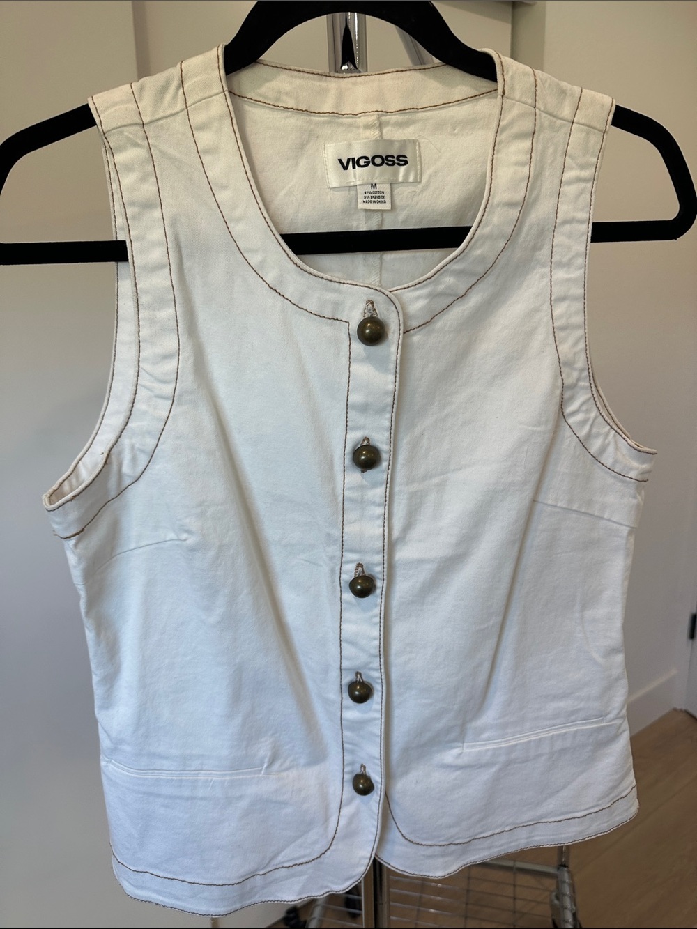 Vigoss White Sleeveless Button-Front Tank with Contrast Stitching